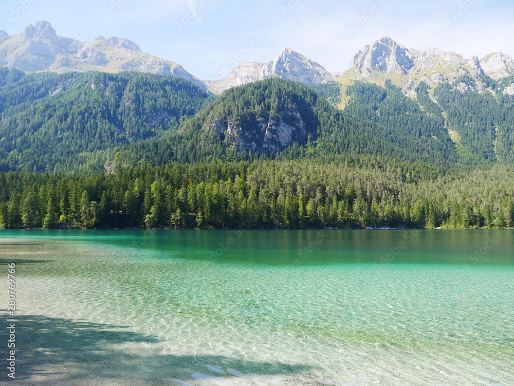 Tovelsee, Italien: Alpenpanorama an einem Bergsee und Wasser wie an einem Karibikstrand