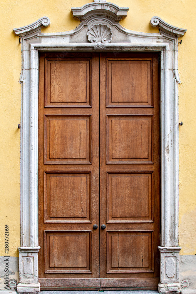 porta di legno antica chiesa italiana porta di legno antica chiesa italiana