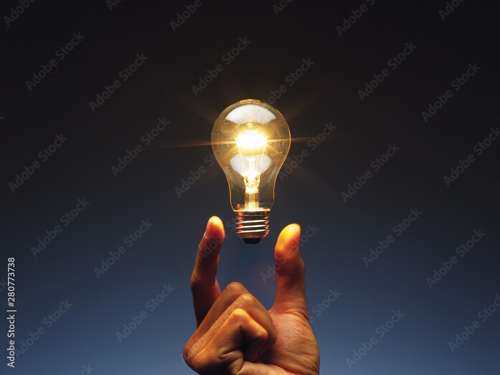 hand holding light bulb - obrazy, fototapety, plakaty 