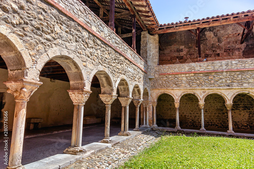 Cloister of the Saint Lizier Cathedral  Ari  ge department  Pyrenees  Occitanie  France