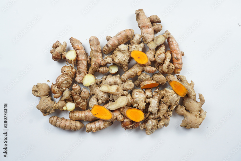Obraz premium turmeric isolated on white background