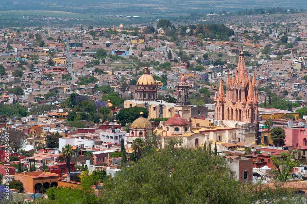 Fototapeta premium Kościół San Miguel Arcangel w wiosce San Miguel De Allende, stan Guanajuato, Meksyk