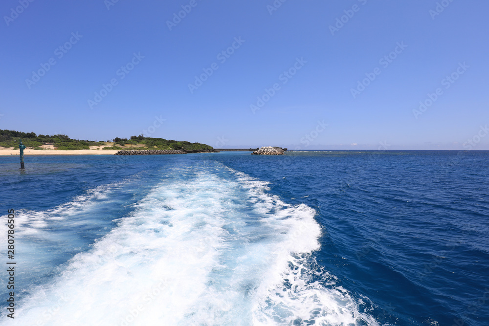 美しい沖縄の海と航跡 美しい沖縄の海と航跡
