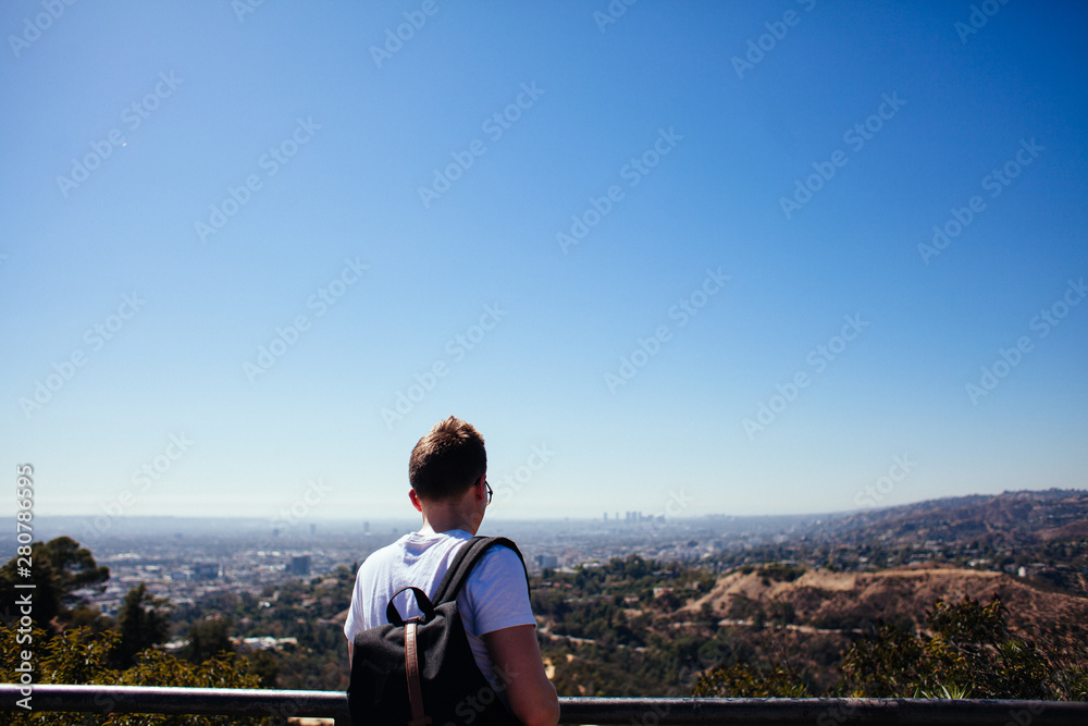 Naklejka premium young man on top of the mountain