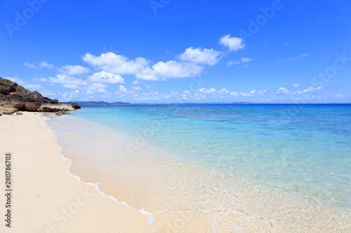 Fototapeta Naklejka Na Ścianę i Meble -  沖縄の美しいビーチとさわやかな空