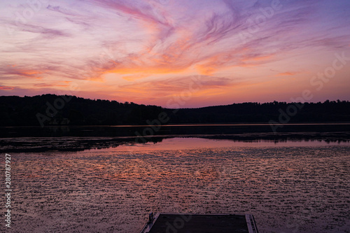 Abendlicher See mit romantischem Sonnenuntergang