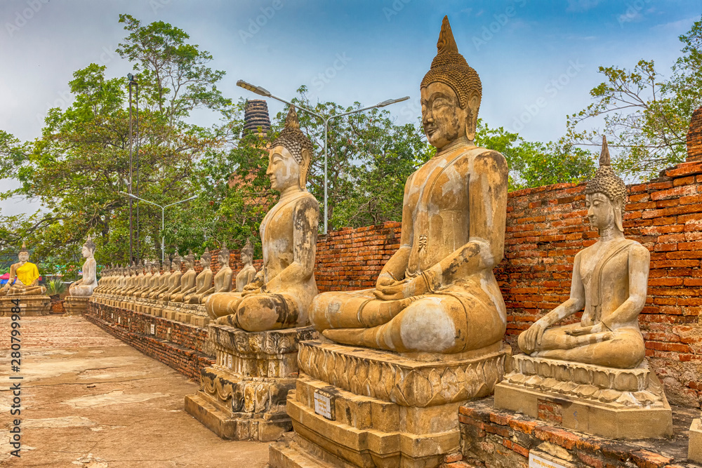 alte Buddhafiguren in Wat Yai Chai Mongkol