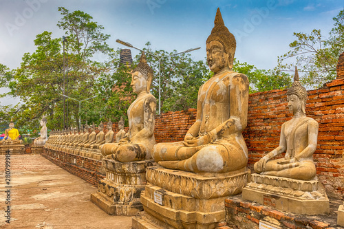 alte Buddhafiguren in Wat Yai Chai Mongkol