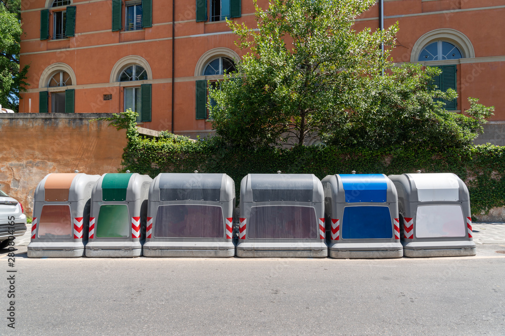 Φωτογραφία different garbage cans stand at the street in a big city