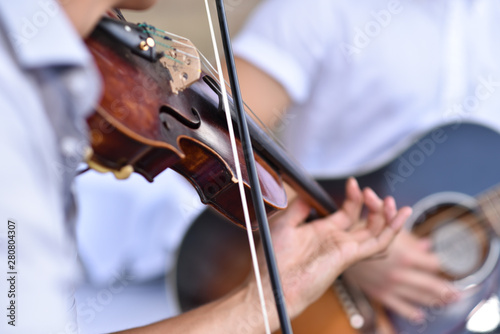 Mann spielt Violine