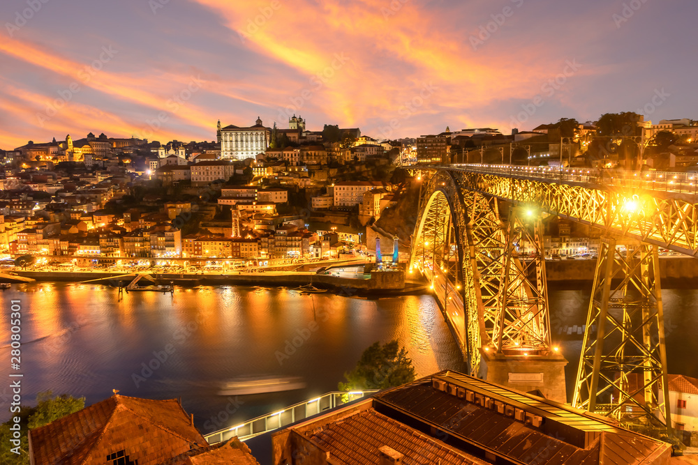 Φωτογραφία Night view of the historic city of Porto, Portugal with the Dom Luis I Bridge