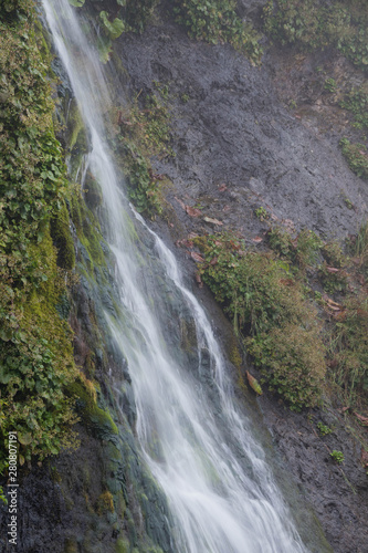 岩肌を流れる小さな滝