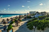 Hermosa playa en Cancún, México - Playa Delfines. Playa de Quintana Roo en un día soleado. Hermosa vista del mar caribe con turistas disfrutando sus vacaciones