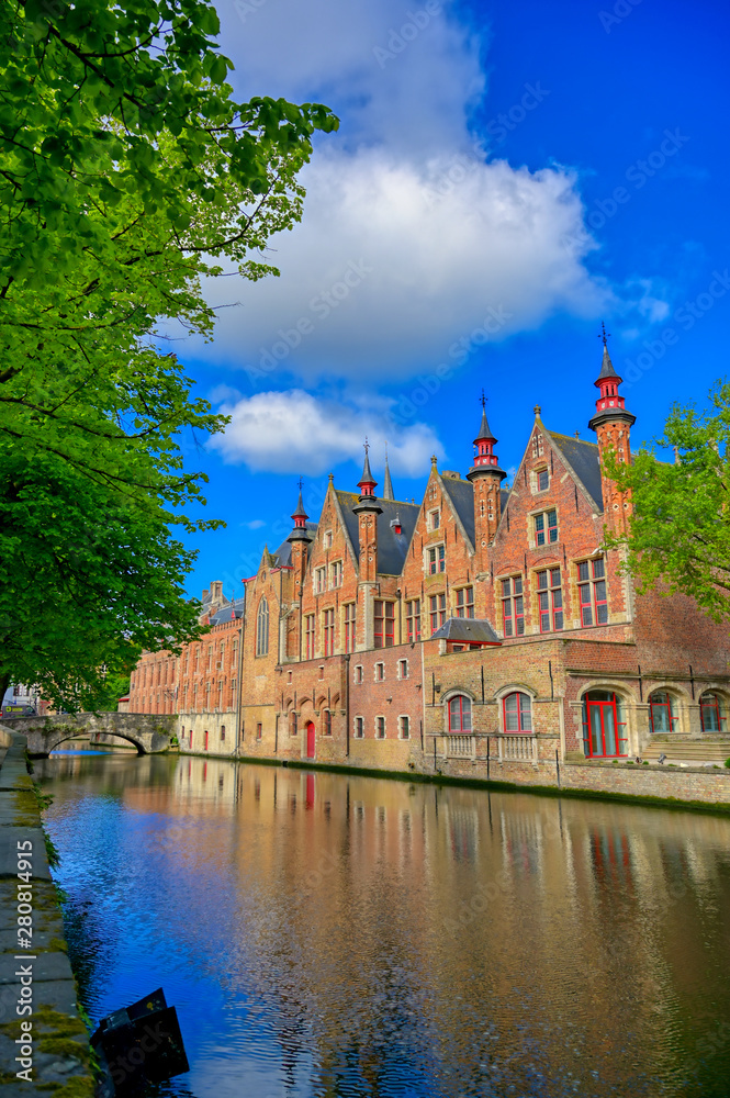 Obraz premium The canals of Bruges (Brugge), Belgium on a sunny day.