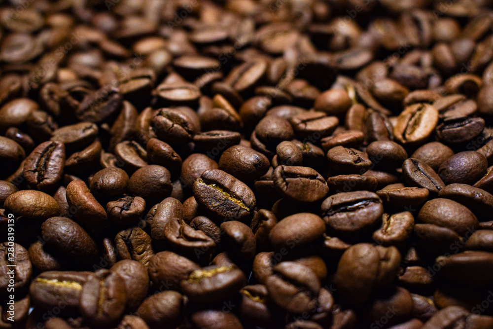Fototapeta premium Kawa ziarnista, kawa palona, fasola brunatna, tło