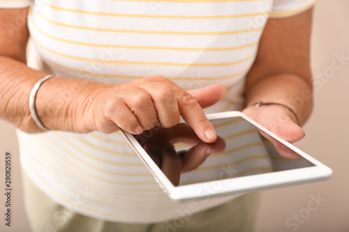 Elderly woman with modern t...
