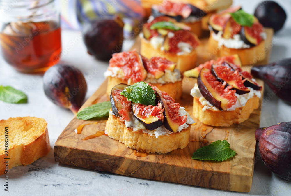 Open sandwiches with ricotta cheese, honey and figs Open sandwiches with ricotta cheese, honey and figs