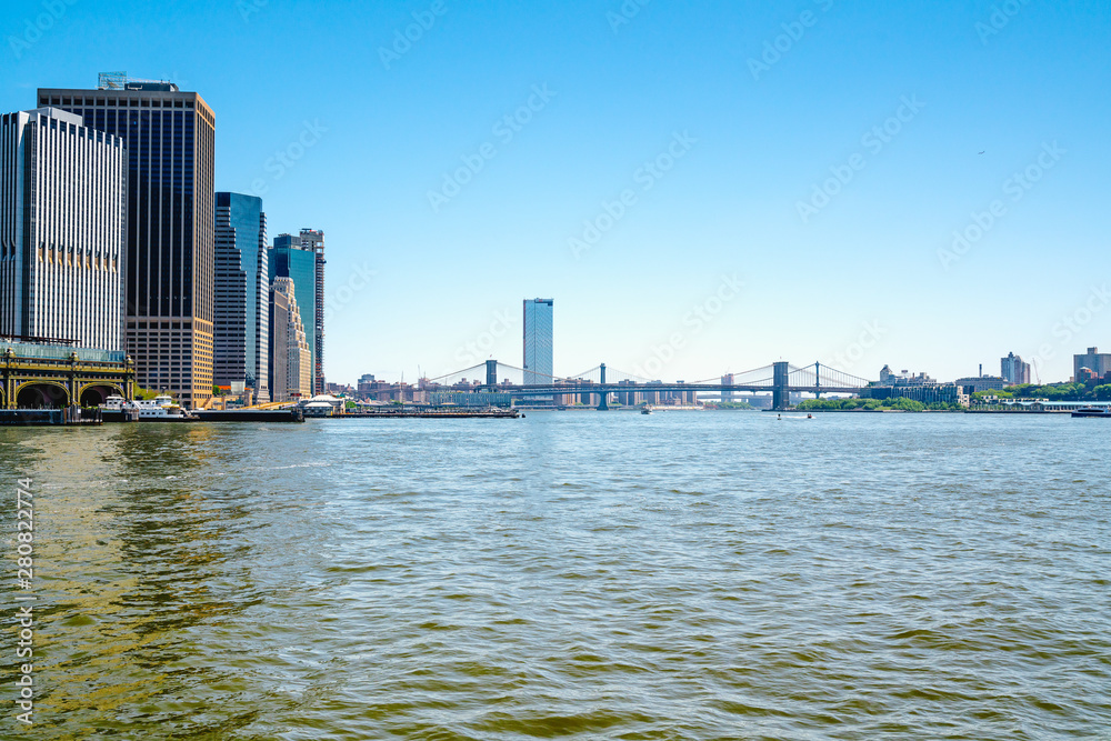Obraz premium New York City Harbor. Hudson River, and Brooklyn Bridge