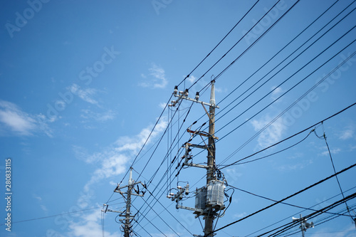 青空・電信柱・送電・インフラ