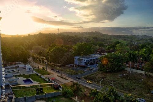 Puesta de sol en las afueras de la ciudad con gran vegetación. Colinas con exuberantes bosques en el fondo. Hermoso amanecer en Clayton, Panamá photo