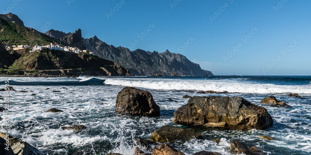 Fototapeta premium Large rocks in the surf