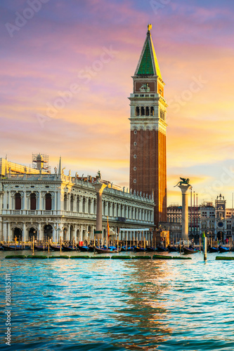 Obraz na plátně Venice landmark at dawn, Piazza San Marco with Campanile and Doge Palace
