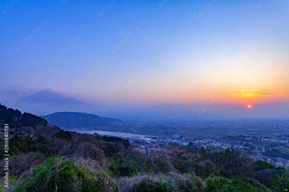 Fototapeta premium 富士山と日の出、静岡県富士市にて
