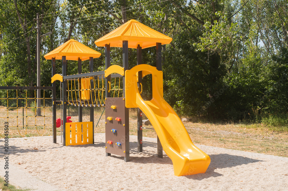 Neuer Spielplatz in einer Stadt