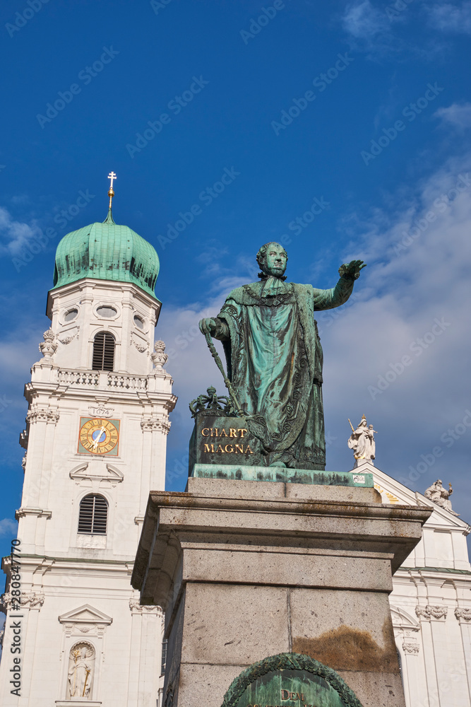 Der Dom St. Stephan mit der Statue von König Maximilian Joseph I. von Bayern