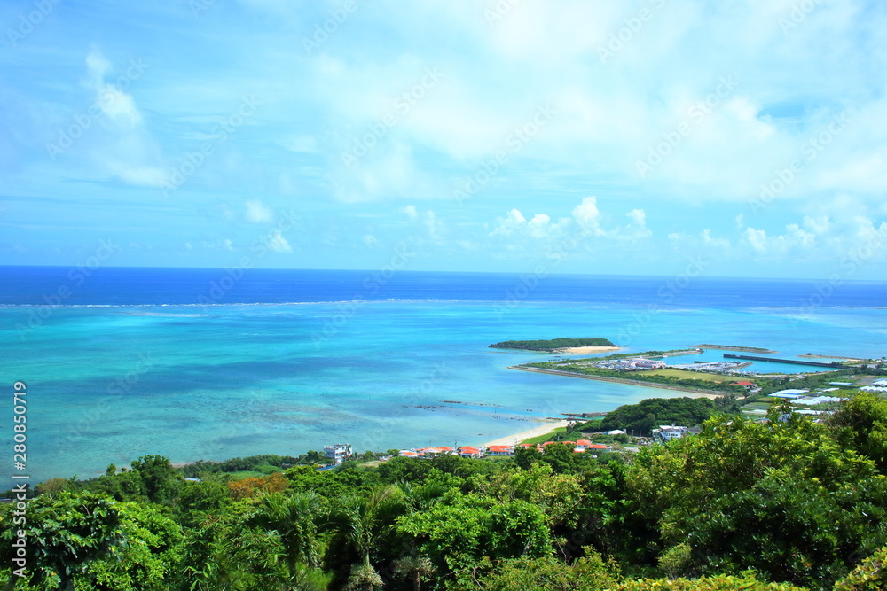 沖縄県南城市（知念）の高台から見下ろす太平洋と志喜屋漁港、アドチ島