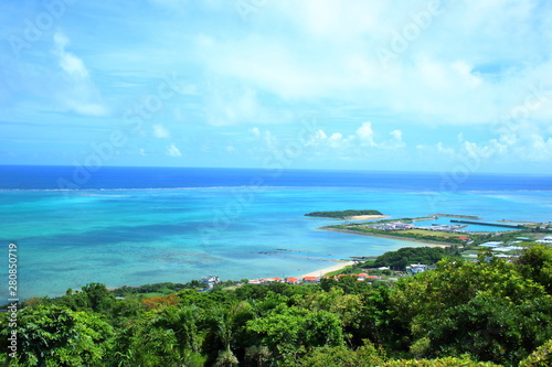 沖縄県南城市（知念）の高台から見下ろす太平洋と志喜屋漁港、アドチ島 © nawakesa