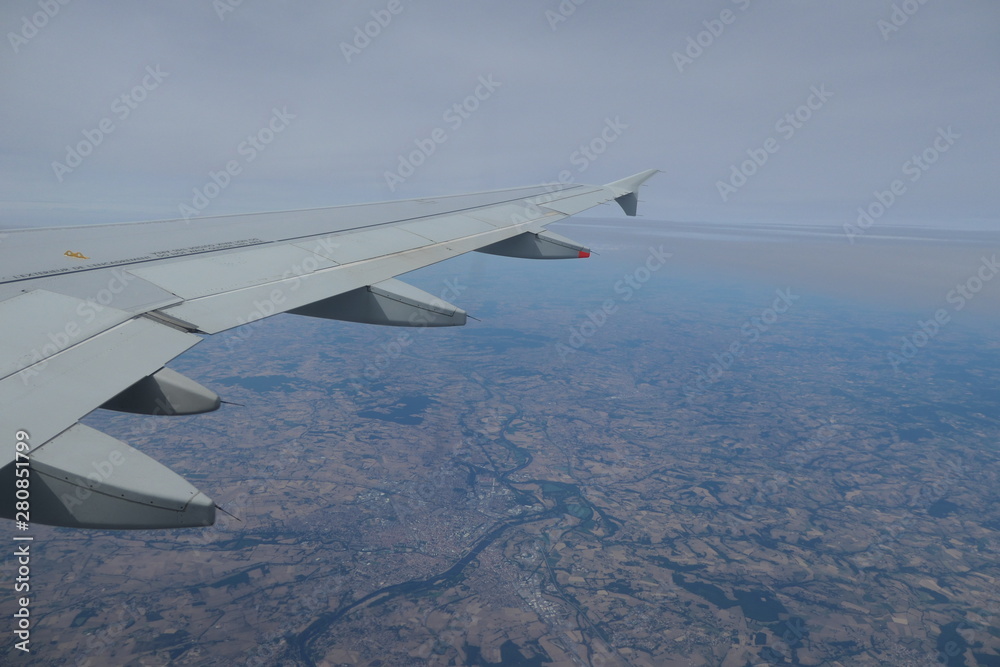 Fototapeta premium aile d'avion et ciel