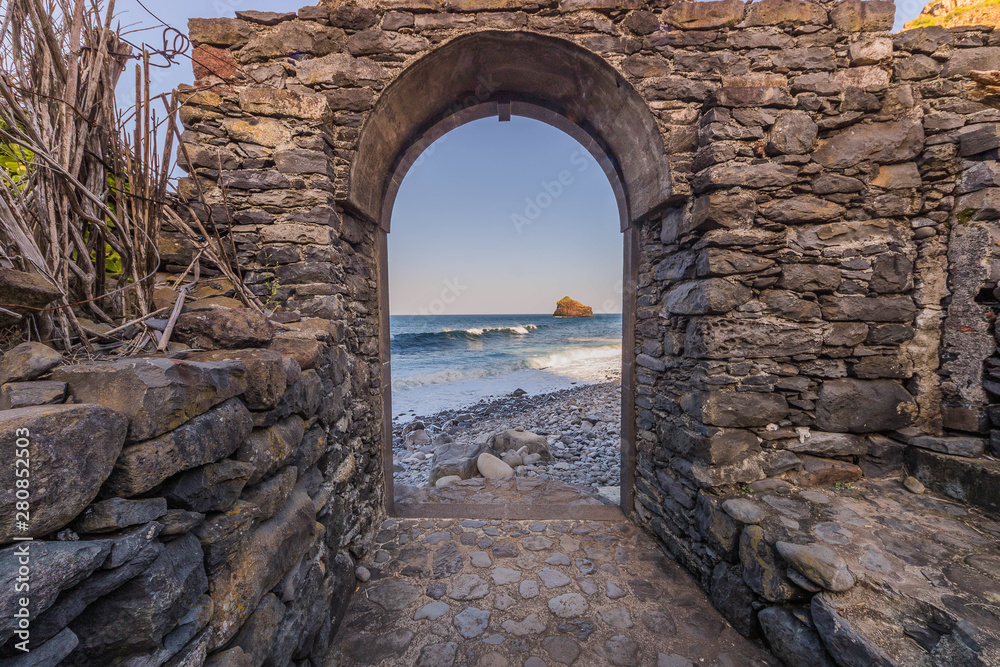 Obraz premium arch in the sea