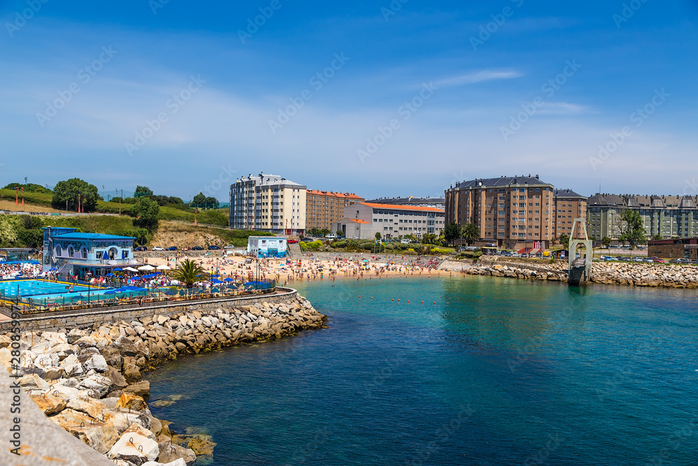 Fototapeta premium La Coruña, Hiszpania. Malowniczy widok na promenadę i plażę