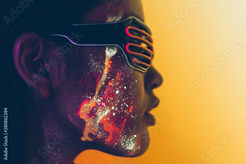 Obraz Piękna młoda kobieta tańczy i robi imprezie z fluorescencyjnym obrazem na twarzy. Neonowe portrety twarzy