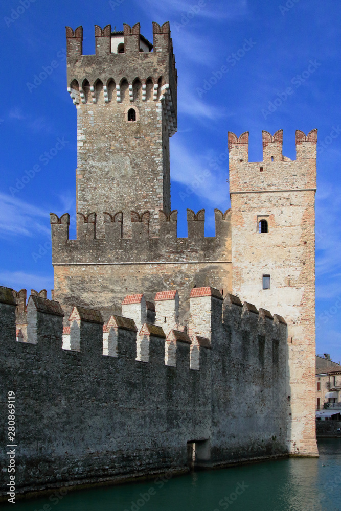 castello di sirmione in italia