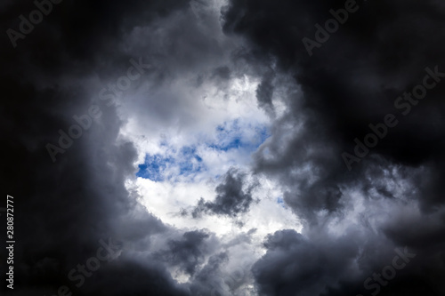 Dramatyczne chmury w tle