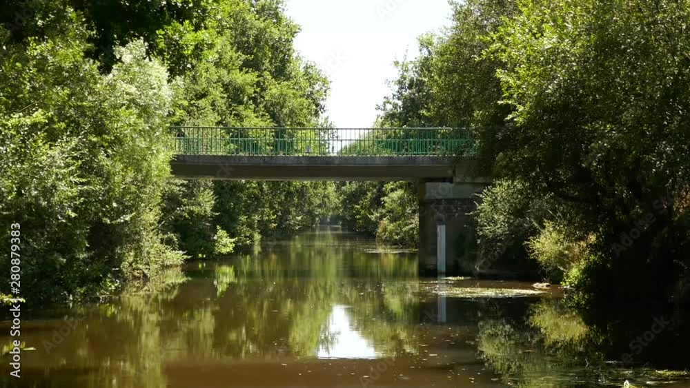 mit dem Hausboot durch einen Kanal in der Bretagne, Frankreich mit dem Hausboot durch einen Kanal in der Bretagne, Frankreich
