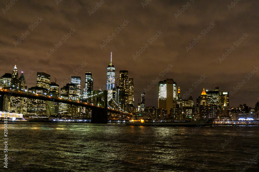 Naklejka premium Brooklyn Bridge i Manhattan Skyline w nocy