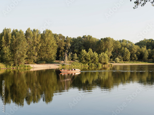 Paysages bucoliques. Navigation en gabare touristique le long de la Loire en Touraine