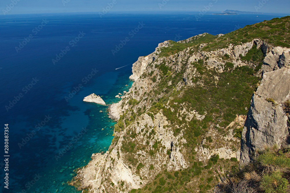 Küstenlinie entlang der griechischen Insel Korfu