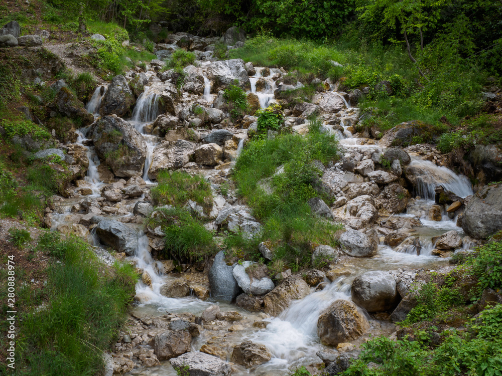 Flacher Wasserfall mit Grün Flacher Wasserfall mit Grün