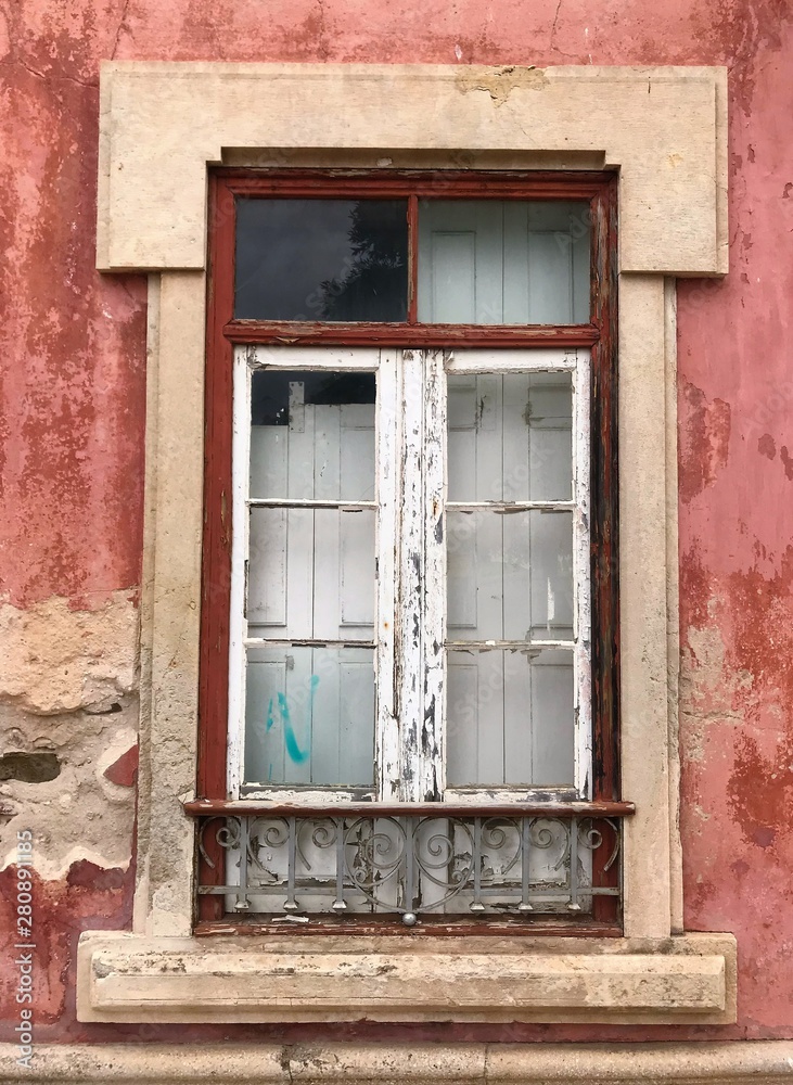 Obraz premium old window in a vintage european village