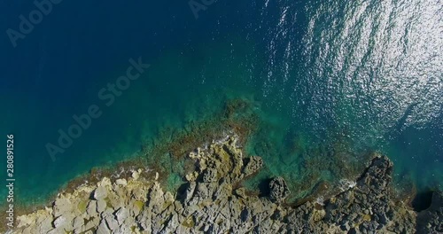Vista verticale della costa rocciosa photo