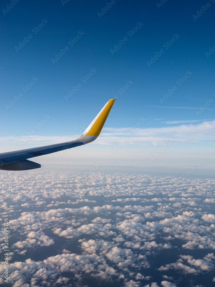 Sobrevolando el mar de nubes Sobrevolando el mar de nubes