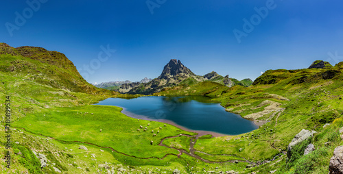 Panorama lacs d’Auyous und Pic d’Ossau in den französischen Pyrenäen National...