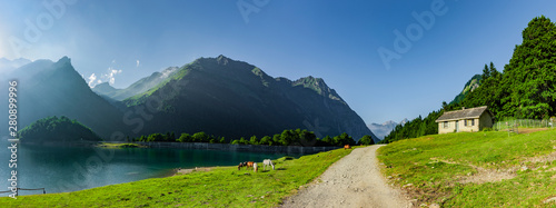 Wanderweg am Lac de Bious-Artigues  in den französischen Pyrenäen Nationalpark