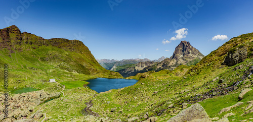 Panorama lacs d’Auyous und Pic d’Ossau in den französischen Pyrenäen National...