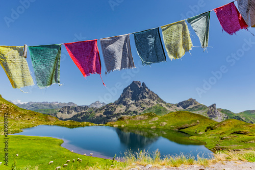 Panorama lacs d’Auyous und Pic d’Ossau in den französischen Pyrenäen National...