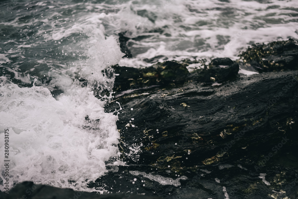 Obraz premium waves breaking on the rocks